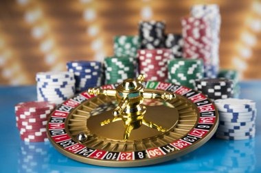 Cards are dealt and revealed in real time Card dealing sequence during live Bandar Poker game