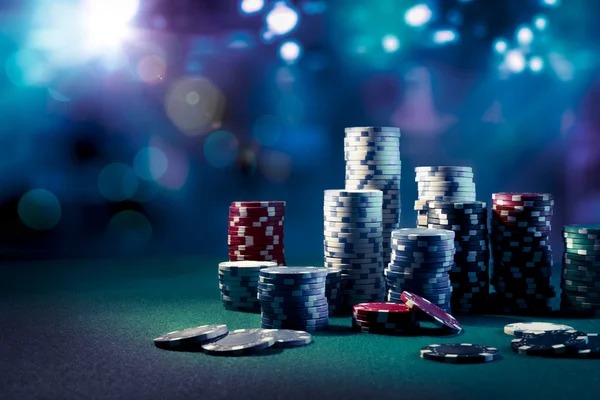 Texas Hold'em poker table interface on nawatoto showing community cards and player positions